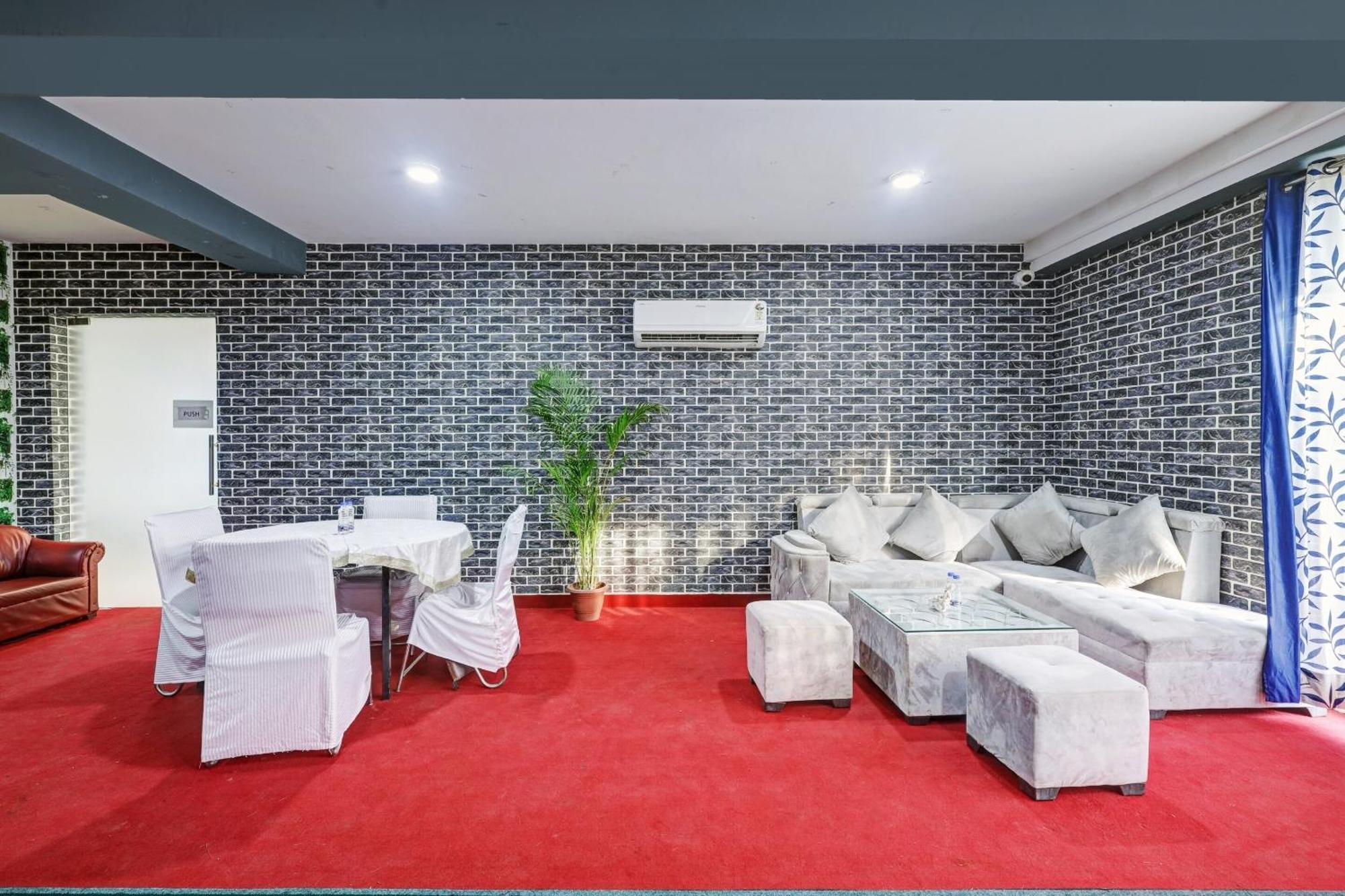 Super Townhouse Tipsyy Near Bestech Central Square Mall คูร์เคาน์ ภายนอก รูปภาพ